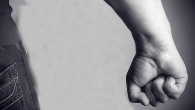 掐颈施暴 骑摩托撞儿．狠父虐亲子囚4年社服