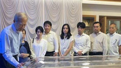 丹斯里张晓卿逝世|携家人悼兄长 张泰卿：“阿哥，我们来看你了！”