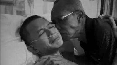 视频｜“E老师”不敌癌魔离世 老父含泪拥吻：这是最后一次了…