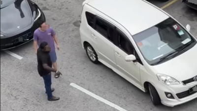 女子疑双重泊车引塞车 与2男大吵遭斥：这条路你买的？