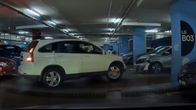 停车场惊现撞车巨响！他退车撞跌邻车引擎盖后逃逸