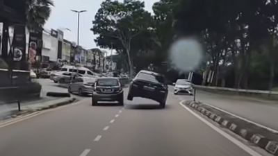 左右越线 撞车“腾空弹起” 网讥：有看过宝马跳舞吗？