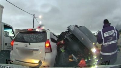 摩托超车闯逆向车道 遭失控保时捷“泰山压顶”