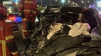 与罗里猛烈相撞 休旅车成废铁  司机乘客2人齐夹毙