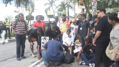 欲见全国总警长不果 英迪拉马路中央静坐抗议