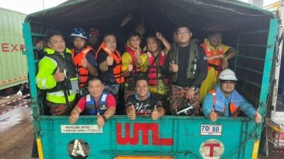 泰南水灾恶化 大马8义消队冒险深入合艾灾区救人