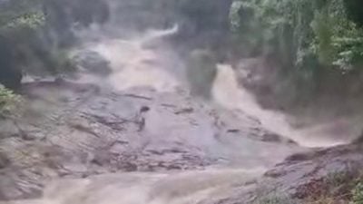 长雨致文冬河水暴涨　暹猛情人瀑布发危险警报