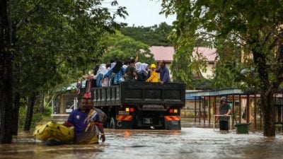 水灾中SPM如期开考 玻州消拯员载送393考生赴考场