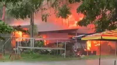 劳勿32年神庙 大火雨中焚毁