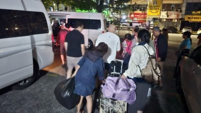 视频|困合艾5天 大马旅客深夜平安返丹