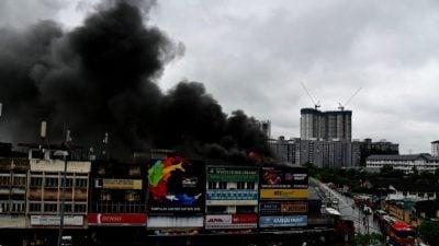 旧巴生路联泗合五金店失火 火势猛烈2小时未灭！