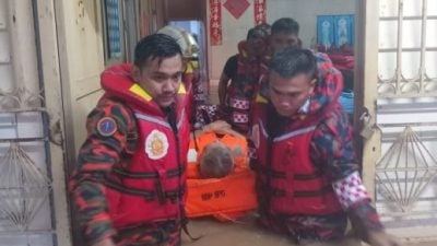 水涨太快！88岁夫妻被困急撤离