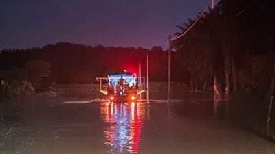 困水中下车逃生  被冲走男子是警员