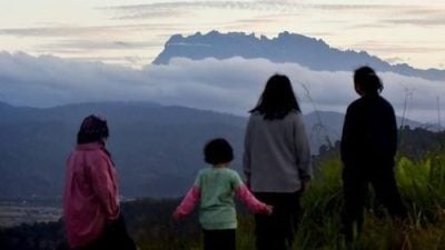 神山登山配套诈骗逾6万  女代理落网被控上庭