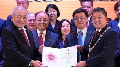 受委华总永久名誉会长 吴添泉服务华社不减