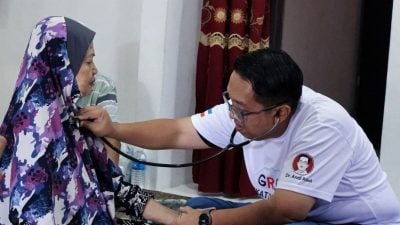 拉近选民距离 医生带听诊器拜票