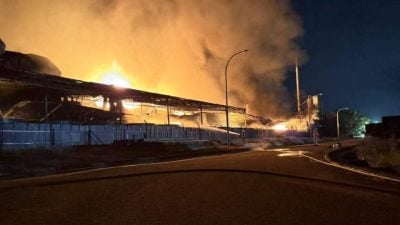 庇工业园废料处理厂大火 逾百消拯员连夜奋战控火