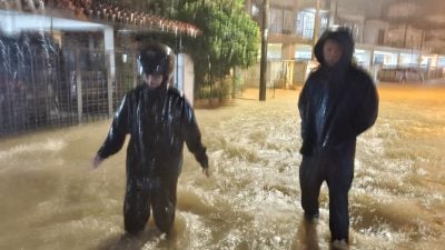 视频 | 关丹多区闪电水灾　陈俊广冒雨巡视