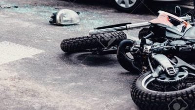 摩托失控打滑 男骑士头部重创丧命