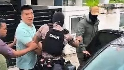 沙议员资金归还指控案 |  指执法员粗暴捉人  妻子称刁健城遭上铐被枪指