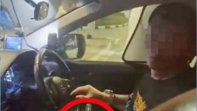 车速慢频刹车 最终停在路中央 持电子烟不停抖 司机遭公众拦阻