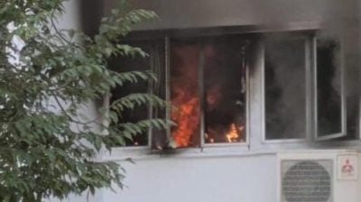 组屋起火 母携2童逃离火场 哭喊‘对不起’