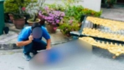 私宅施工时铁门倒下 工人被压昏迷亡