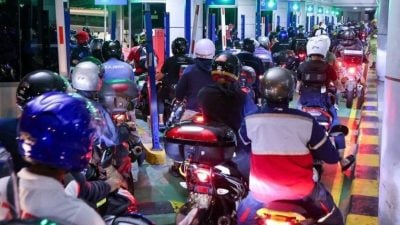 未出示护照闯关离境   23骑士被控后罚款