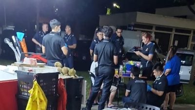 榴梿摊新老员工当街大打出手 一人送院