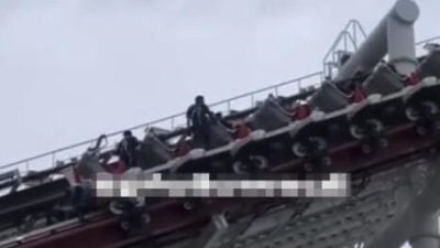 新加坡环球影城 过山车雨中停顿 16游客困半空