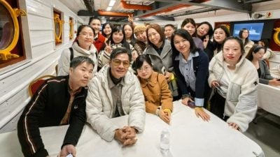 李南星庆出道40年 与200粉丝游黄埔江