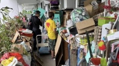 ‘垃圾屋’ 被清理 八旬妇不舍闹情绪