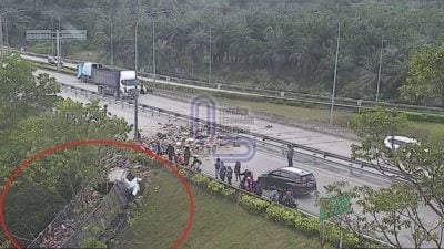 罗里失控冲下沟渠　垃圾撒满路致交通大堵塞