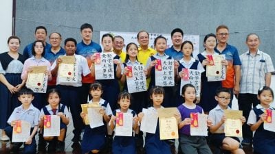 张庆信：日常打字取代手写 . 书法艺术弥足珍贵