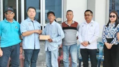 派特别事务官移交援金物资 . 张庆信关怀火灾灾民