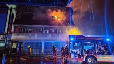 按摩中心深夜火患 . 3楼2单位全毁幸无伤亡