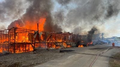 瓜拉达岛长屋大火 . 20户被烧毁