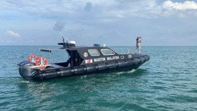 潜水队尝试潜入沉船 . 海底暗流湍急行动困难