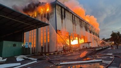 沙玛拉如储存硅烷及硅粉仓库起火 . 消拯员苦守一晚确保安全