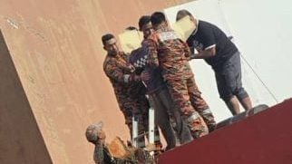 青年欲跳楼被救下