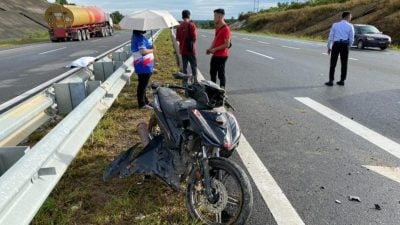 摩托撞护栏1死1伤