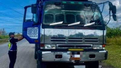 陆交局随机突击取缔 . 加强道路执法巡查