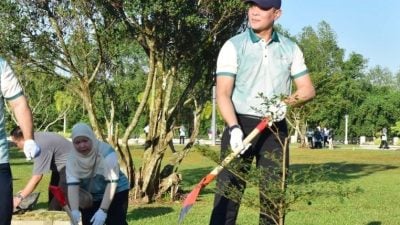 斯市市局庆首都易名55周年．内长率众植105棵树