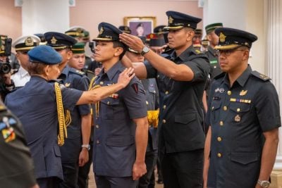 军队18军官升职 . 苏丹授王子中校军衔