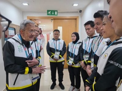 了解代表团住宿情况 . 亲王视察选手村勉励健儿