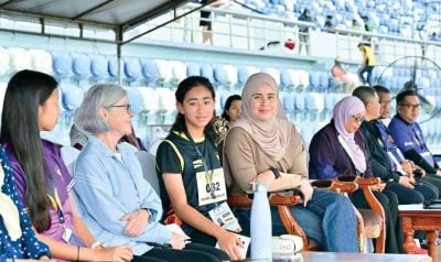 观赏东盟校运会田径赛 . 皇太子妃为女儿打气