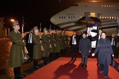 阿都玛丁王子陪同 . 苏丹抵达匈牙利