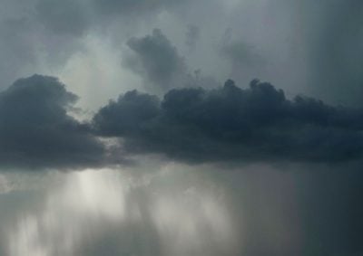 东北季候风时期 . 降雨量变多变大