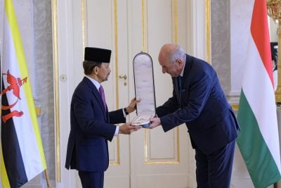 总统亲自颁授 . 苏丹获匈牙利最高勋章