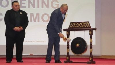 卫长鸣锣 逾400人参与．自闭症意识大会开幕